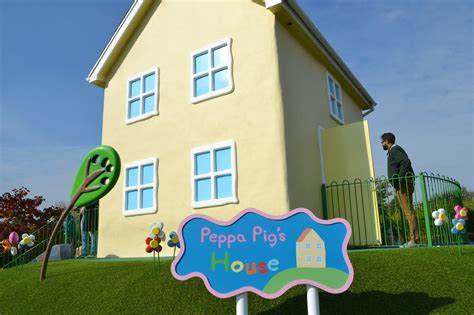 Peppa Pig World And Paultons Park Tin Box Traveller