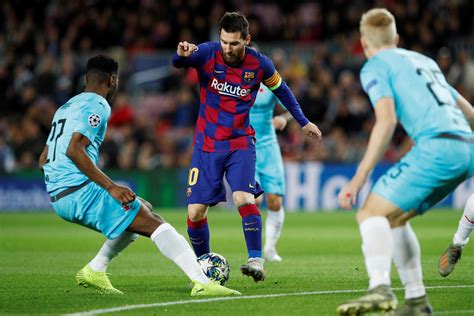 Začátek je posunut na dřívější hodinu z důvodu konání fotbalového utkání 3. FC Barcelona vs Slavia Prague LIVE stream: Uefa Champions ...