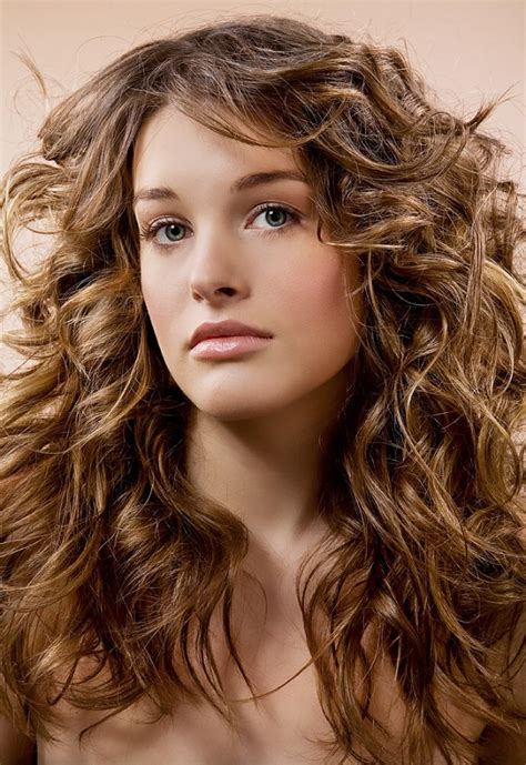 Don't be afraid of longer hairstyles for your messy waves: Long layered haircut with scrunching for wavy-haired types