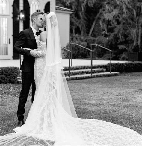 While she's often photographed in heels or sneakers, it's basically summer out there, so sandals it is right now. Justin Bieber and Hailey, new photos of the wedding in ...