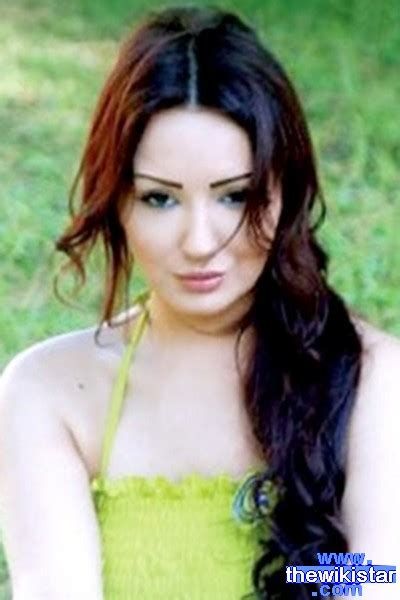 أثار التعليق الذي نشرته الفنانة السوريّة دينا هارون، عقب زواج الفنان تيم حسن والإعلاميّة وفاء الكيلاني، الكثير من ردود الأفعال، وشنّت صفحات تيم حسن ووفاء الكيلاني. دينا هارون - Dina Haroon | كنوبيديا، السيرة الذاتية