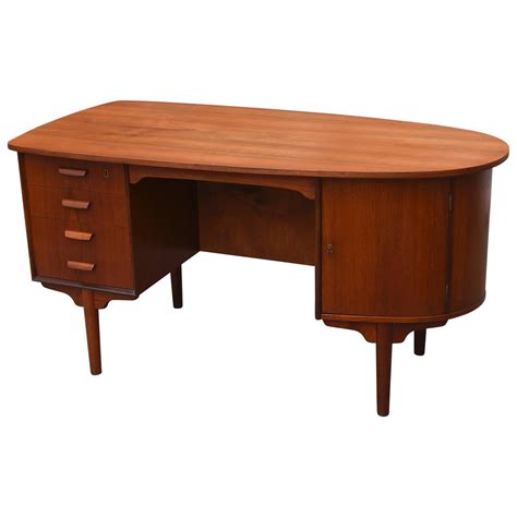 Our mid century and modern office desks are stylish and will fit in any decor. Vintage 1950s Danish Mid-Century Modern Teak Desk at 1stdibs