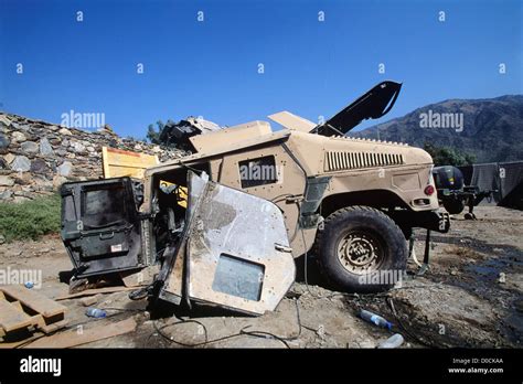 Restos De Un Humvee Destruido Por Un Artefacto Explosivo Improvisado