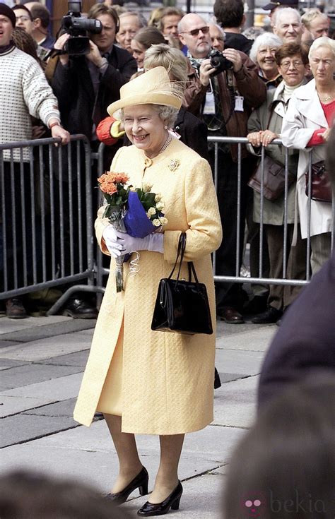 Londres, 21 de abril de 1926) es la actual monarca británica y, por tanto, soberana de dieciséis estados independientes constituidos en reino y que forman parte de la mancomunidad de naciones: La Reina Isabel II de Inglaterra en 2001 - La vida de la ...