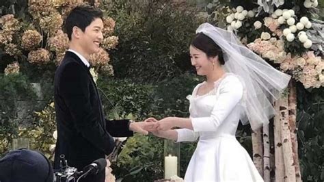 The following is a recap of the song couple's whirlwind romance. Hiptoro: Are Song Joong Ki and Song Hye Kyo getting divorced?
