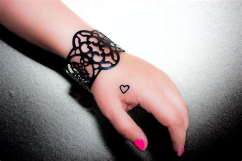 The 25 Best Heart Tattoo On Hand Ideas On Pinterest