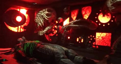 AVP: Alien vs. Predator maze -- Halloween Horror Nights 2015 Universal