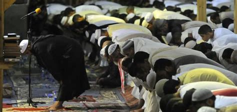 اختلف العلماء في هذه المسألة، فقال قوم: حكم صلاة الجماعة - موضوع