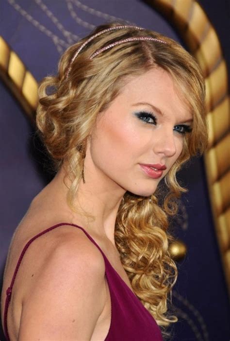 Taylor Swift Cmt Beach Side Wave Hairstyle Tight Blonde Curls Design