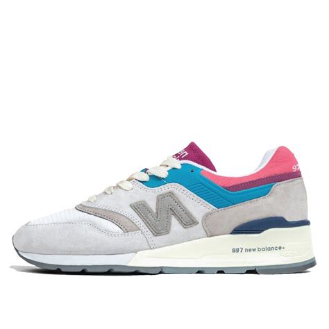 Inspired by our '70s heritage designs, the 327 men's running shoes boast unmatched comfort and a casual aesthetic. New Balance 990 V5 Grey Royal Red - M990NB5