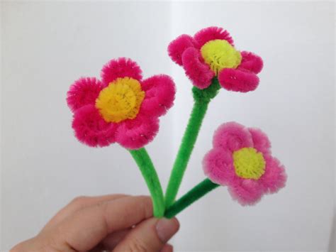 How To Make A Little Pipe Cleaner Flower Pipe Cleaner Flowers Flower Crafts Clean Flowers