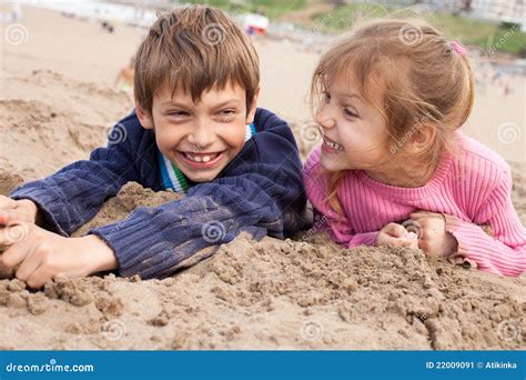 Kinder Die Im Sand Spielen Stockbild Bild Von Freunde Strand 22009091