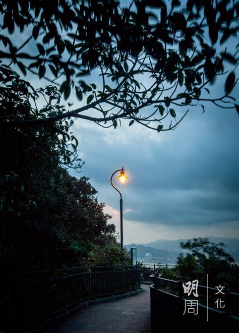 太平山（英語：victoria peak），又名扯旗山、爐峰和域多利山（亦作域多厘山），坊間通稱山頂（the peak）或香港山頂，曾名屬領山（mount possession）和柯士甸山（mount austin），古名硬頭山，位於香港島西部，高552米，為香港島最高峰。 【在盧吉道散步】後記 以誰的利益為依歸？ -社會- 明周文化