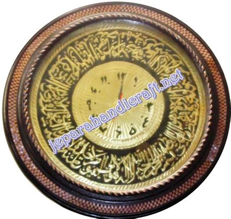 Kaligrafi jam ayat kursi ini sebagai bentuk inovasi kearifan lokal yang di miliki masayarakat jepara. Best Seller Jam Kaligrafi Kuningan Ayat Kursi Terbaru Murah