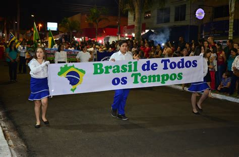 Desfile C Vico Com O Tema Brasil De Todos Os Tempos Prefeitura