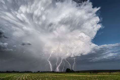 This Photographer Chases The Midwests Most Dramatic Storms Here Are