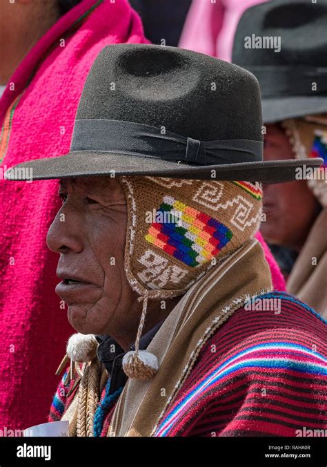 Hombre Indígena En Típicos Trajes Nacionales Con El Típico Sombrero