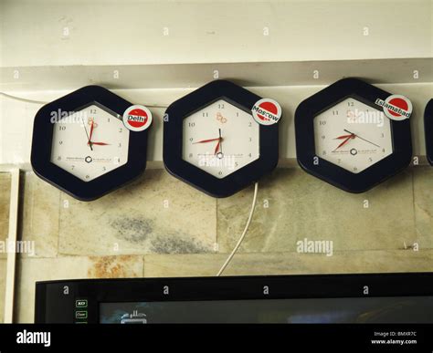airport clock fotografías e imágenes de alta resolución alamy
