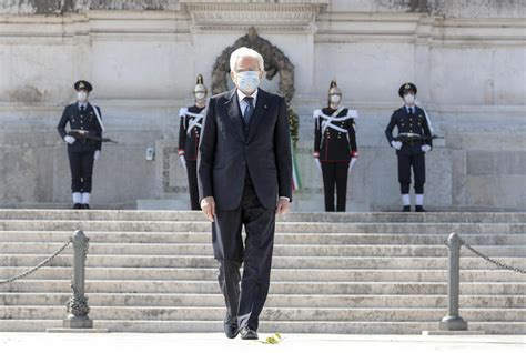 Un omaggio in forma quasi privata in ricordo dei caduti per celebrare il 25 aprile. Festa della Liberazione: Mattarella all'Altare della ...