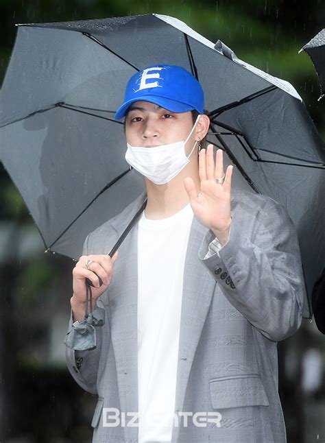 See more ideas about got7, jaebum, jaebum got7. BZ포토 갓세븐 JB, 우산까지 깔맞춤 - 이투데이