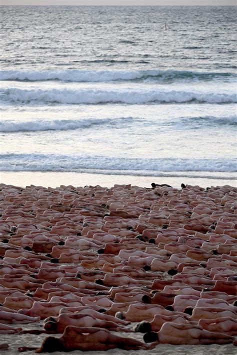 Miles De Personas Se Desnudan En Una Playa Australiana Para Generar