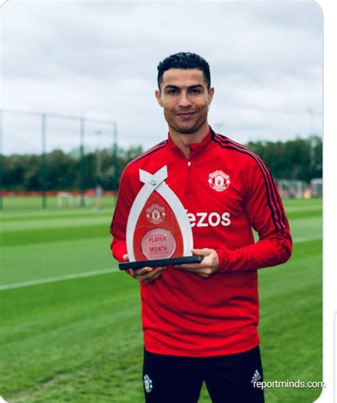 Cristiano Ronaldo Pose With His Player Of The Month Of April Award Report Minds