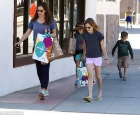 Jennifer Garner Highlights Her Legs In Spandex For Workout Daily Mail