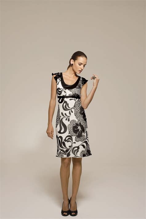 Se state iniziando a prepararvi per i prossimi matrimoni, sappiate che le nuove collezioni sono arrivate, con le nuove proposte: abito corto in chiffon bianco nero stampa floreale. scollo in satin nero | Vestito a tubino ...