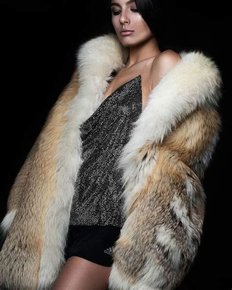 Pin By Chrisnatural On Szőrme 245 In 2021 Fur Fashion Fox Fur Coat