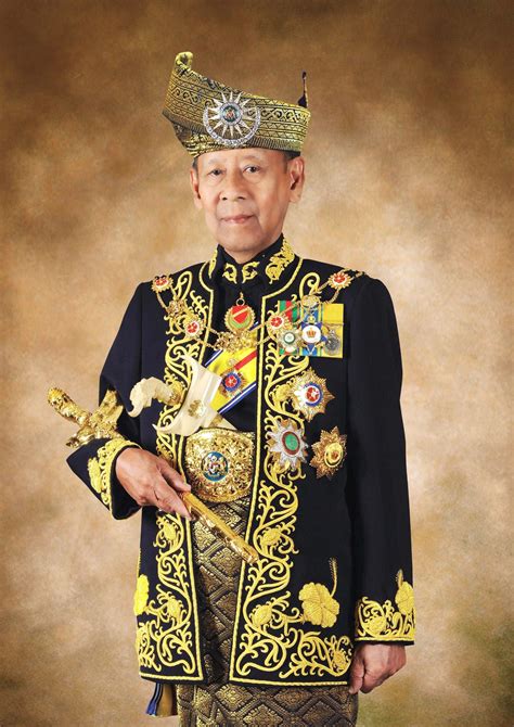 Wakil sultan kedah, datuk seri kemajaya sedang berbincang mengenai hal ehwal pengurusan pulau langkawi dibalai penghadapan. Tuanku Abdul Halim, Sultan of Kedah, the current Yang di ...