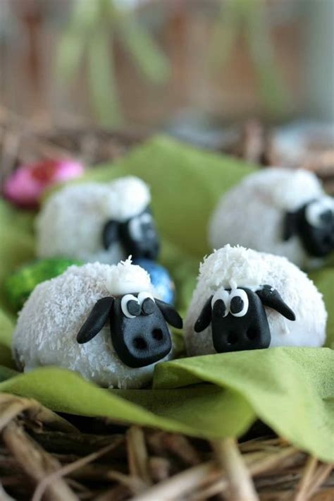Die beine während der kuchen backt kann man mit dem schaf beginnen und zwar mit dem unterteil. Süße Osterdeko: Eierlikörschafe | Eierlikörkuchen, Schafe ...