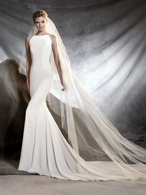 Ball gown dresses always look so charming and formal for women on special occasions. Pronovias Orsola wedding gown & veil - Sell My Wedding ...