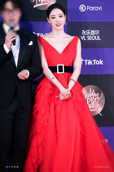 Netizens Went Wild After Learning Lee Da Hee Secretly Wore Slippers At The Golden Disc Awards