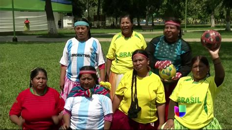 Mujeres Indígenas Peruanas Rinden Homenaje Al Mundial Jugándolo Shows Noticiero Univision