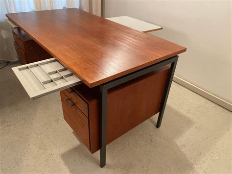 Bei bauhaus erhalten sie eine vielzahl von offenen kisten aus gehobeltem holz, mit. Bauhaus Schreibtisch von Herbert Hirche für Holzapfel ...