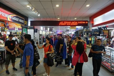 This bazaar offers various street foods and cheap goods you can't get anywhere else. UPTOWN PUCHONG NIGHT BAZAAR MODEN DAN HIPSTER