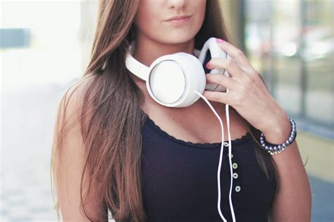 The Best How To Talk To A Woman Wearing Headphones Tweets On This Internet