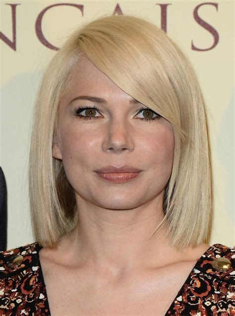 Ahora la presentadora luce un flequillo largo con una melena capeada que se la queremos copiar ya. Moda Cabellos: Cortes de pelo mediano con flequillo ...