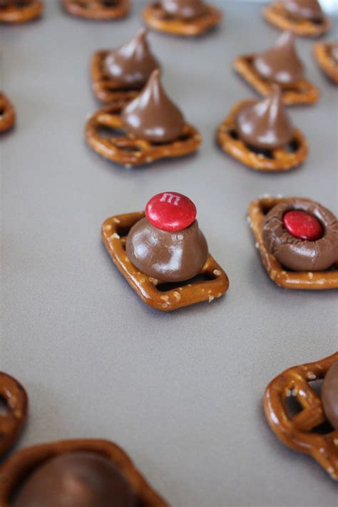 4 ingredient peanut butter hershey kisses cookies recipe that is not only easy to bake, but can be done in 15 minutes! Pretzels with Hershey Kisses - make Christmas themed ones ...