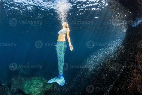 Blonde Beautiful Mermaid Diver Underwater 20347118 Stock Photo At Vecteezy