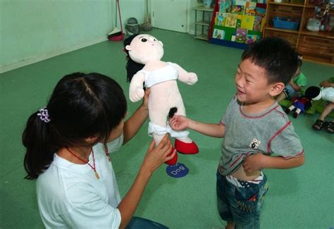 郑州幼儿园用布娃娃上性教育课 图片新闻 东南网