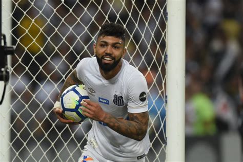 Corinthians 2 x 3 santos (campeonato brasileiro 2002). VÍDEO: Gabigol comemora gol do Santos imitando pedaladas ...