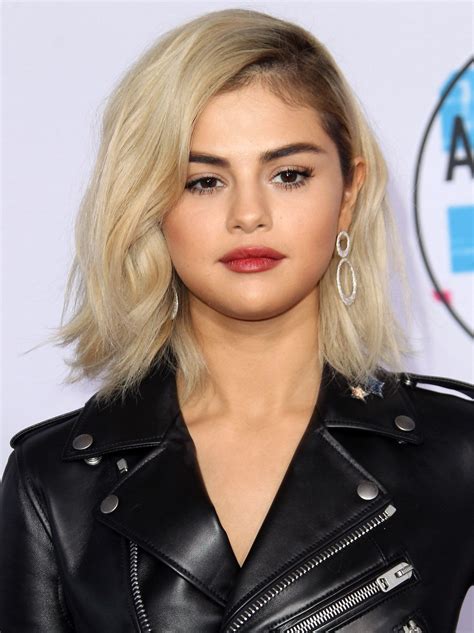 Selena gomez debuts blonde hair at american music awards 2017! Selena Gomez Goes Blond | Honey hair color, Short blonde ...