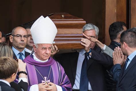 He was the 49th prime minister of italy from. I funerali di Carlo Azeglio Ciampi, le lacrime della ...