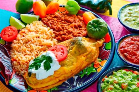 Chiles Rellenos Mexicanos Con Arroz Y Frijoles