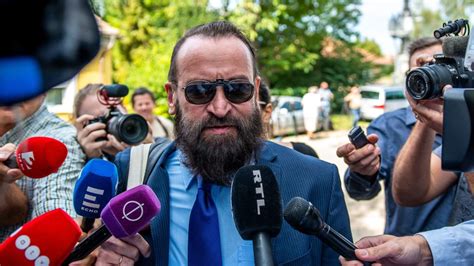 A hirado.hu egyelőre nem adott hírt a szexbotrányról, a címlapjukon szűkszavúan csak annyit közöltek, hogy gyurcsány ferenc. Horváth József: Szájer József leleplezése a hibrid háború ...