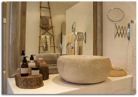 La presencia de la textura limpia y fresca de la madera en el diseño brinda un toque de lujo los colores oscuros hacen un gran regreso en la escena de la moda de diseño de interiores en esta temporada. Decoración de interiores con troncos de madera