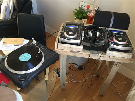 Diy professional dj booth from ikea parts: DIY Recycled Pallet Wood DJ Table | Dj table, Recycled pallet, Dj booth