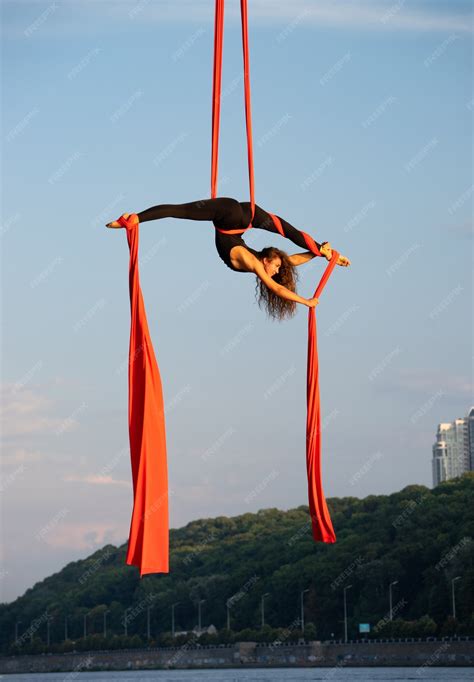 Premium Photo Beautiful Flexible Female Artist With Aerial Silk On