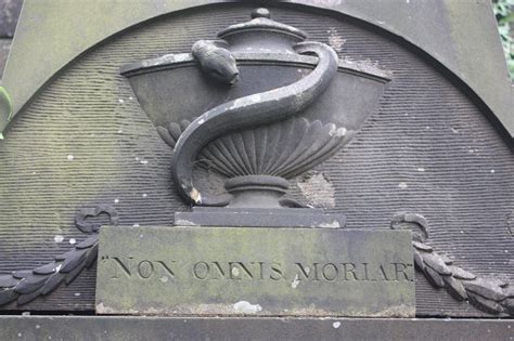 Io, che sono una potterhead dalla prima edizione del primo libro non potevo perdermene nemmeno uno… j.k.rowling, forse la scrittrice più famosa e osannata del mondo. File:Non Omnis Moriar, Greyfriars Kirkyard, Edinburgh.jpg ...